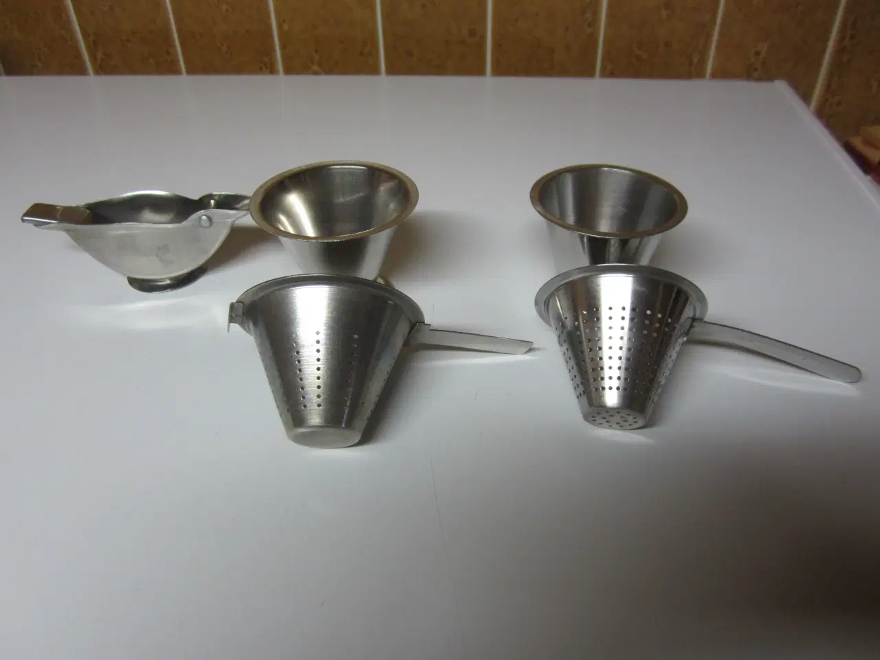 Billede 3 - 2 fine tesier med skål og citronpresser