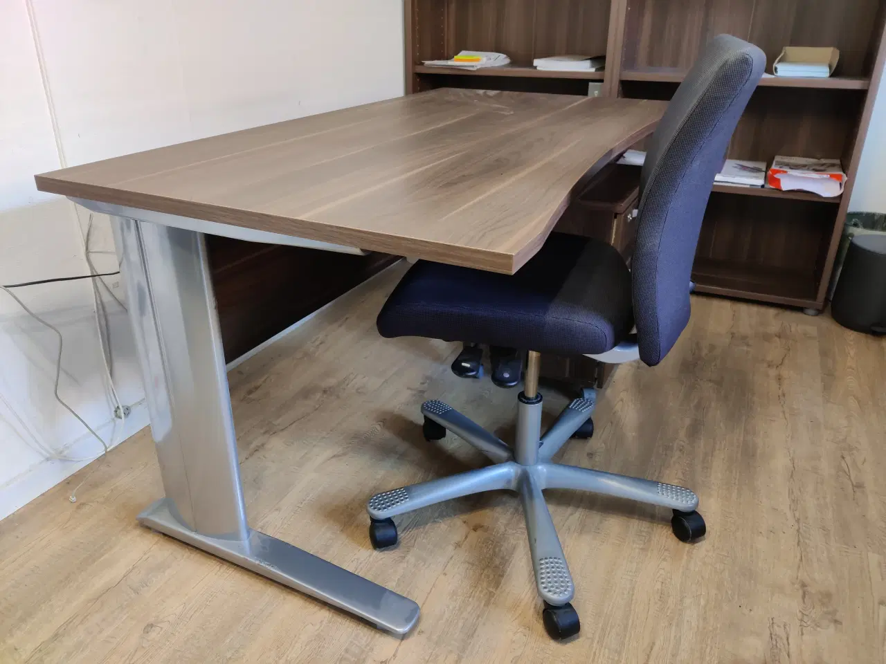 Billede 2 - Skrivebord/kontormøbler