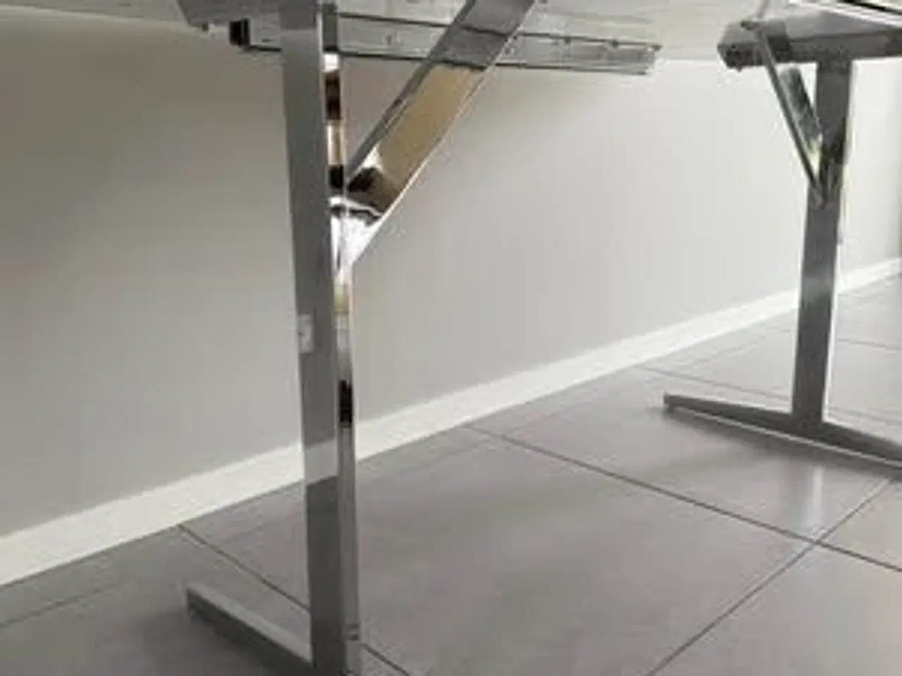 Billede 4 - Flot hvidt spisebord med tillægsplader