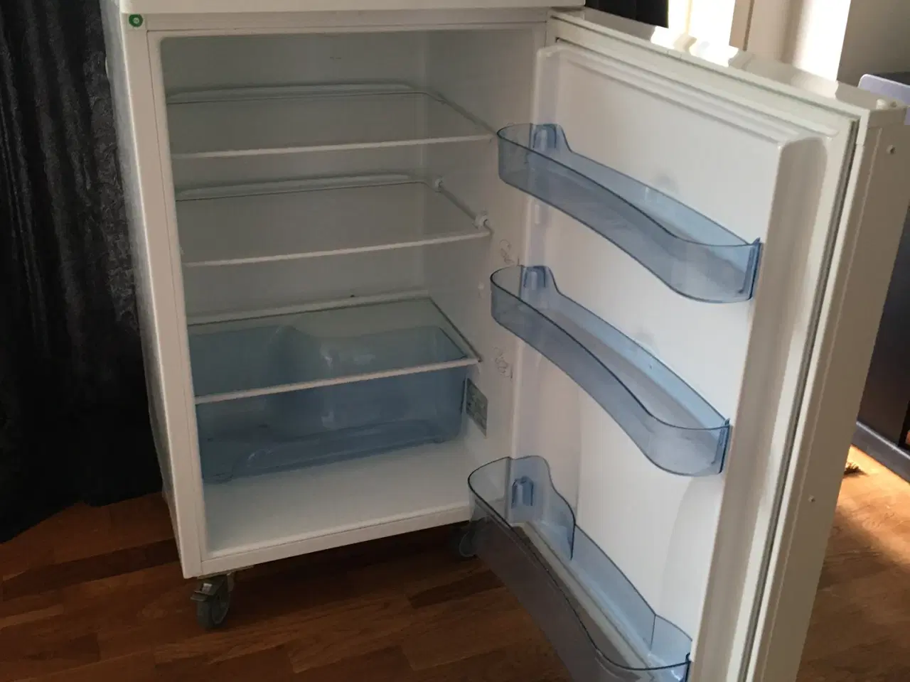 Billede 2 - Køleskab GRAM 400 kr