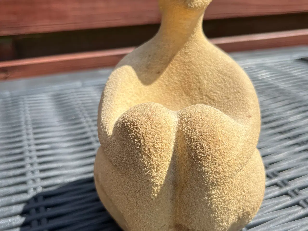 Billede 10 - Sandstens figur af siddende kvinde