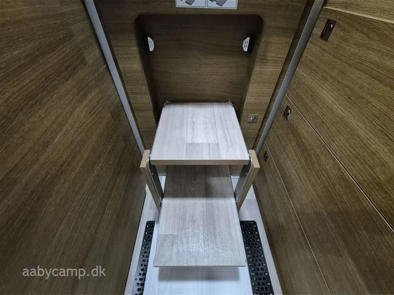 Billede 23 - 2024 - Benimar Amphitryon 967 Northautokapp   Nk.Pakke. Automatgear. solceller. 200Ah Lithium. 2000W inverter. luftundervogn på bagaksel. Hydrauliske støtteben. Alarm. Gasbageovn. Elektrisk tømning af frisk/spildevand. 3m vandfilter. tv samt internet antenne. Kan vejes op til 4400 kg.