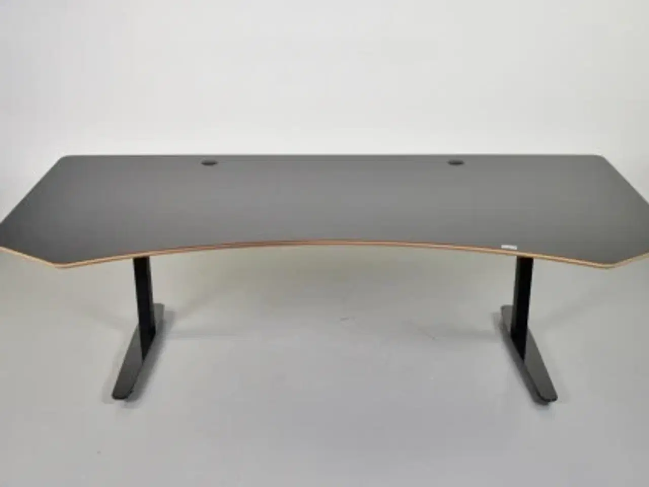 Billede 1 - Hæve-/sænkebord med mavebue og kabelbakke, 230 cm.