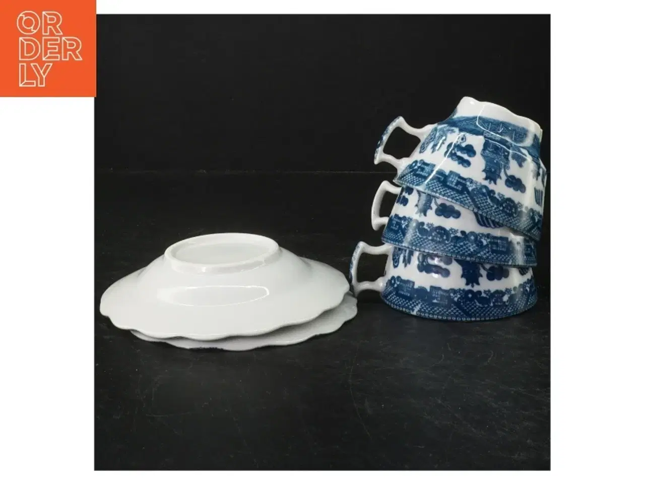 Billede 3 - Blå og hvid porcelænste service (str. Kopper. ø. 10 cm. tallerkener. ø. 15,5 cm)