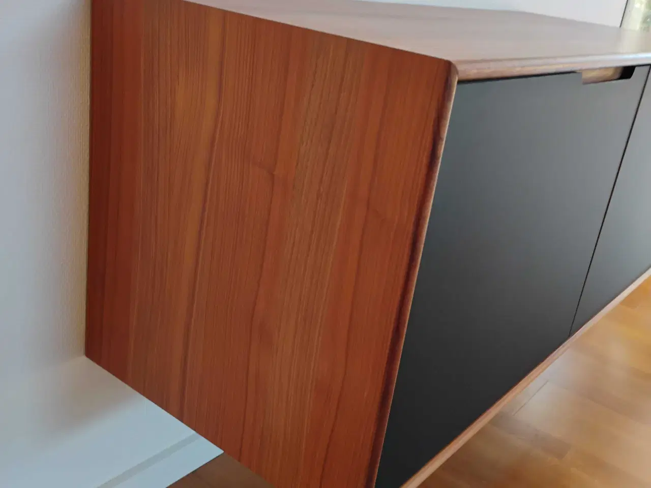 Billede 3 - Virkelig pæn væghængt skab.