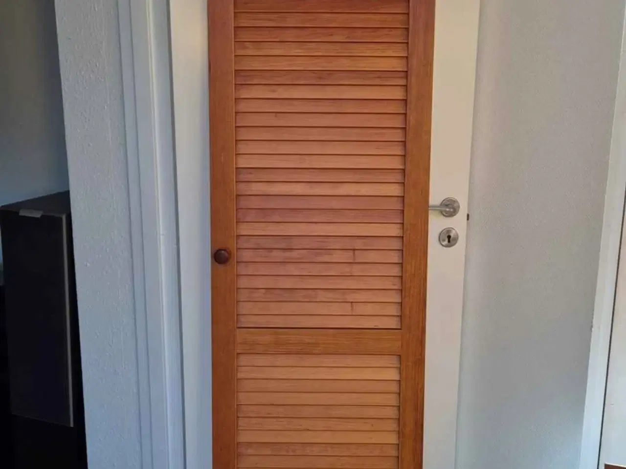 Billede 2 - 4-fløjet garderobeskab i lakeret kirsebær