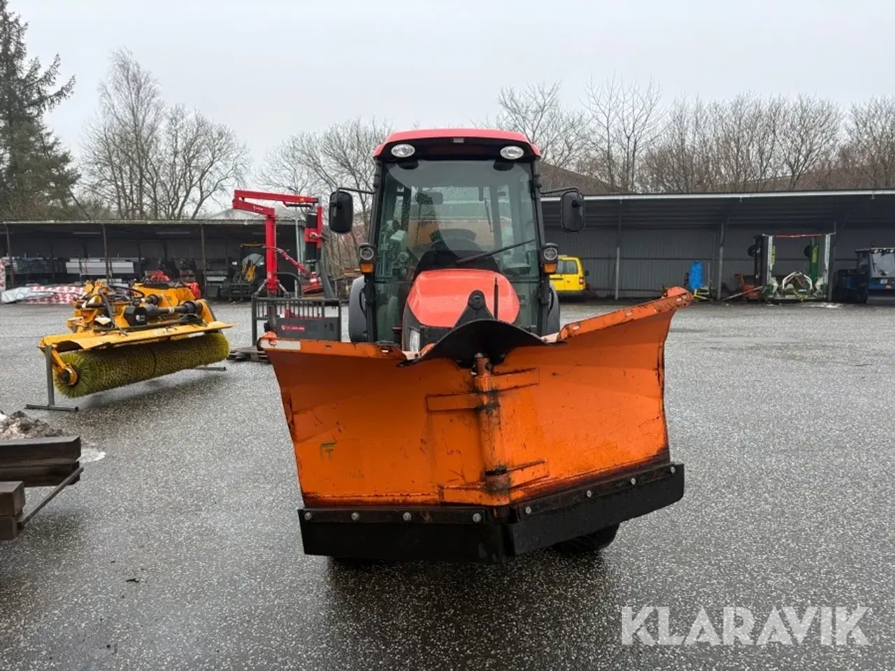 Billede 8 - Traktor Kubota M7040 med sneplov og Saltspreder