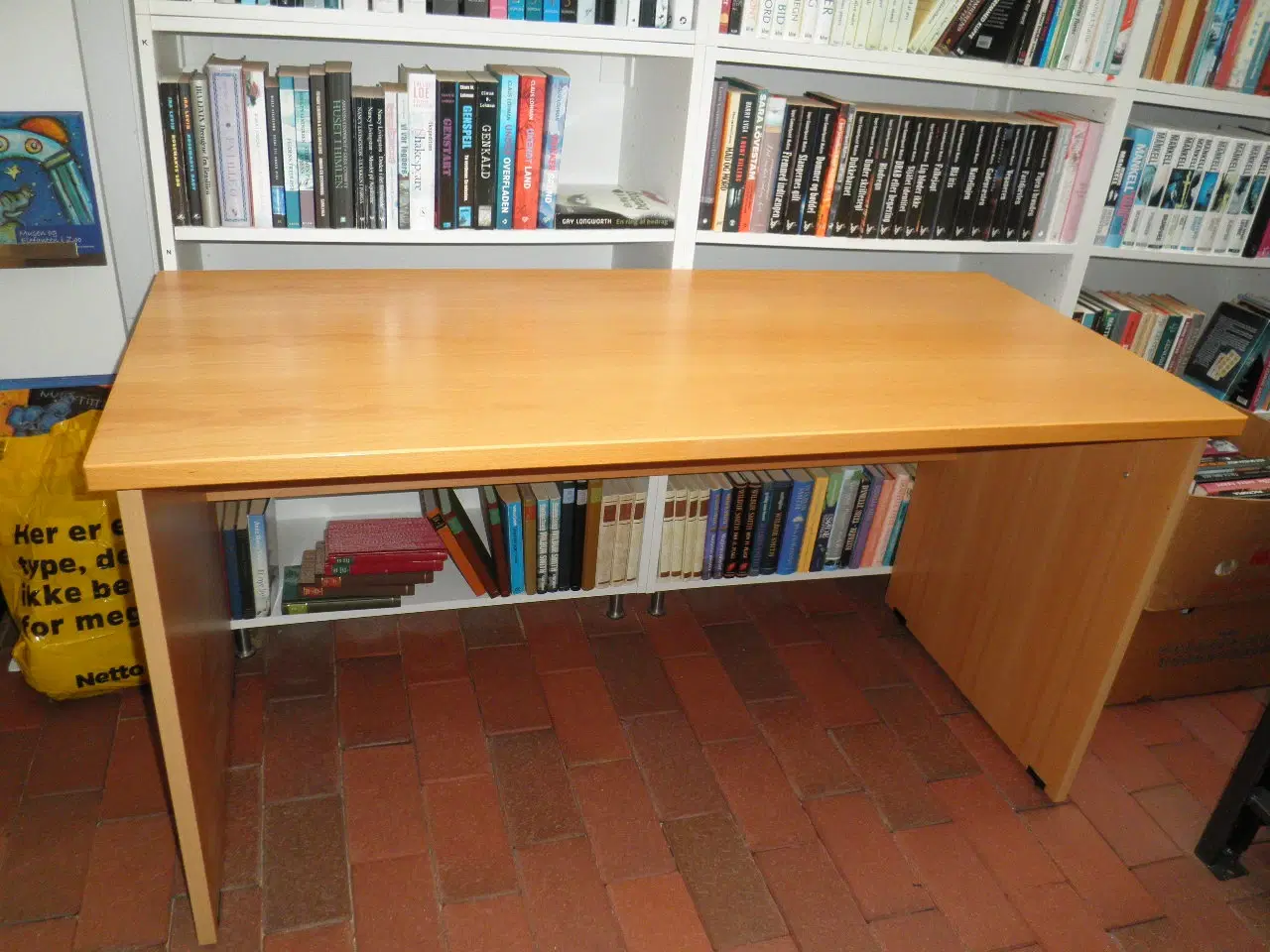 Billede 1 - Skrivebord i lakeret bøg