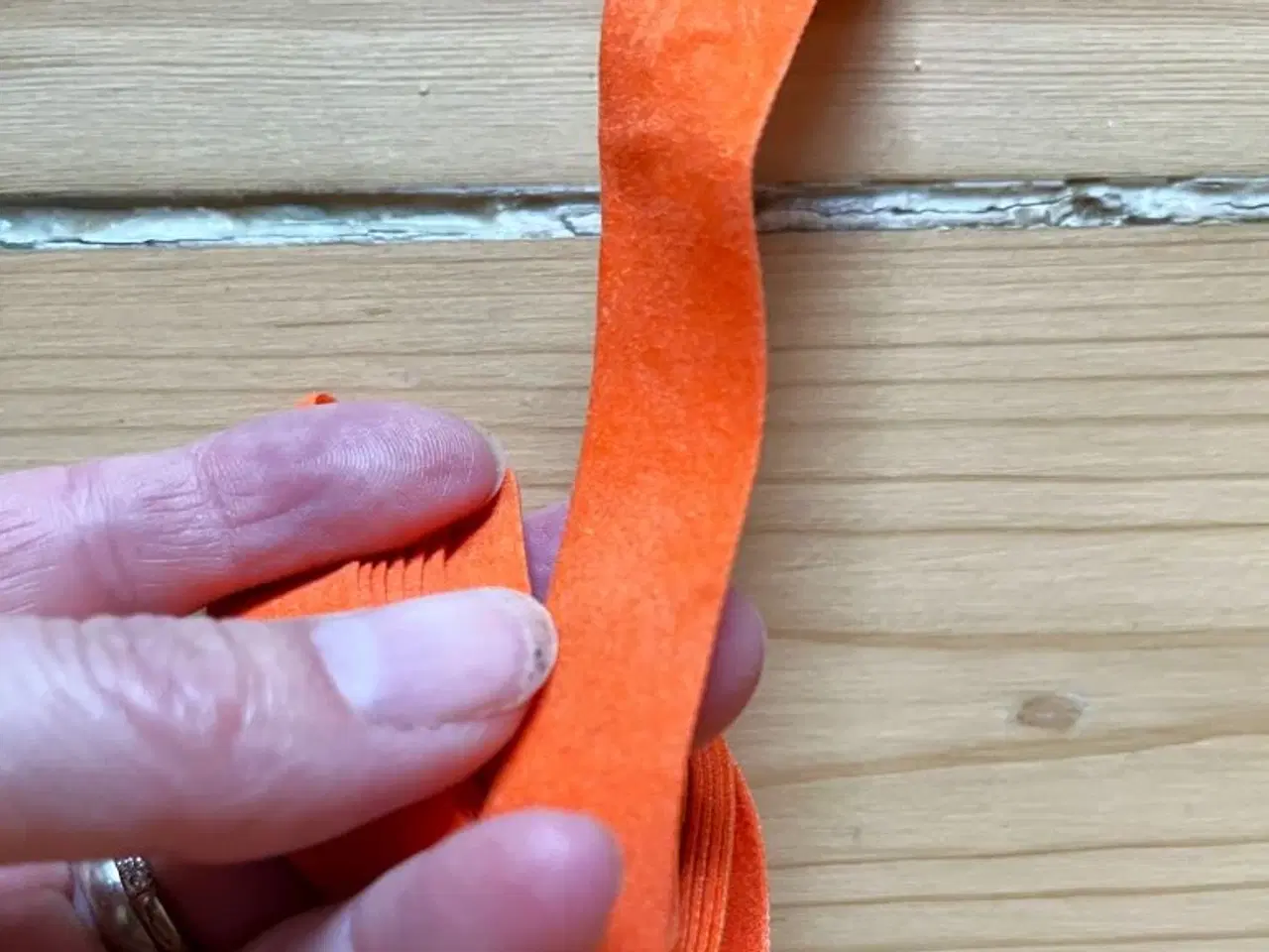 Billede 4 - Orange bånd og sløjfer. 4 forskellige.