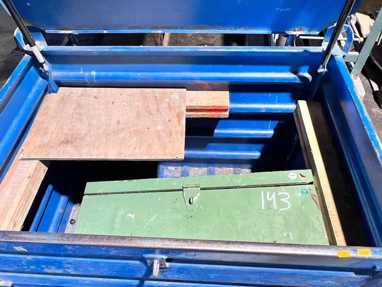 Billede 3 - Metalcontainer med indhold