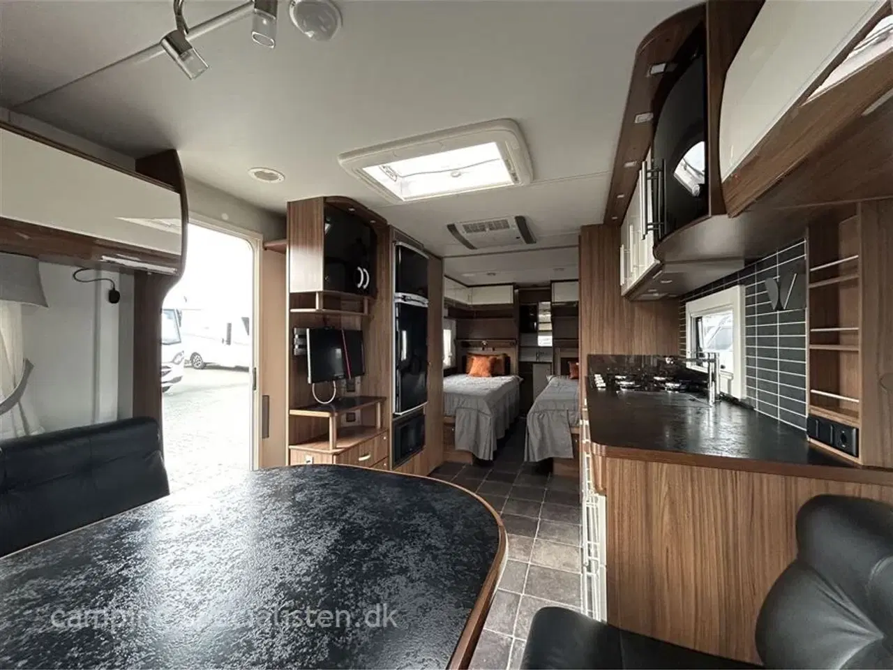 Billede 5 - 2020 - Polar Customized 680   Polar  Customized 680 med enkelte senge og ende badeværelse model 2020 kan nu ses hos Camping-Specialisten.dk