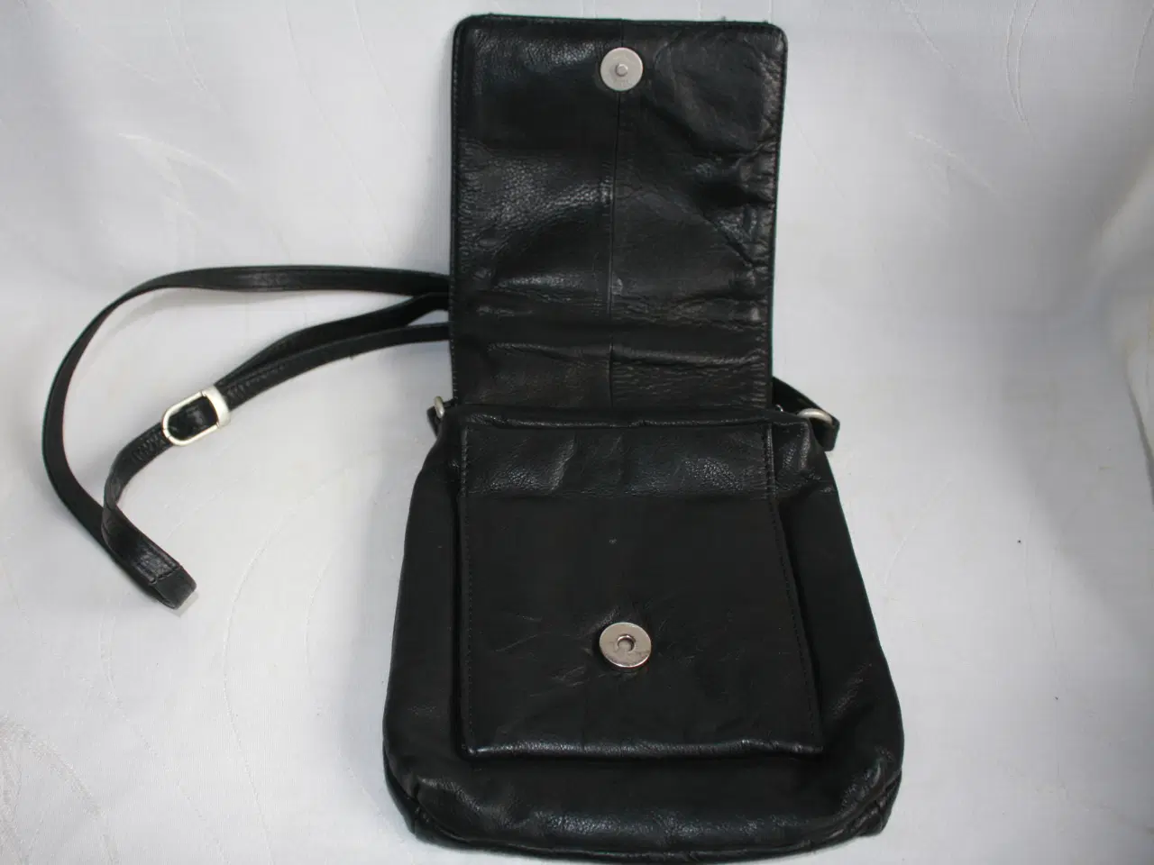 Billede 3 - Lille taske af sort skind