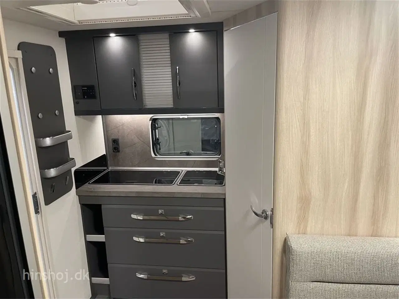 Billede 3 - 2025 - Hobby De Luxe 460 SFf   Hobby med en dejlig fritstående dobbeltseng fra Hinshøj Caravan A/S