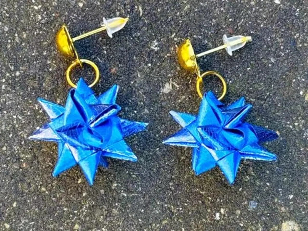 Billede 3 - Blå øreringe med flettede stjerner