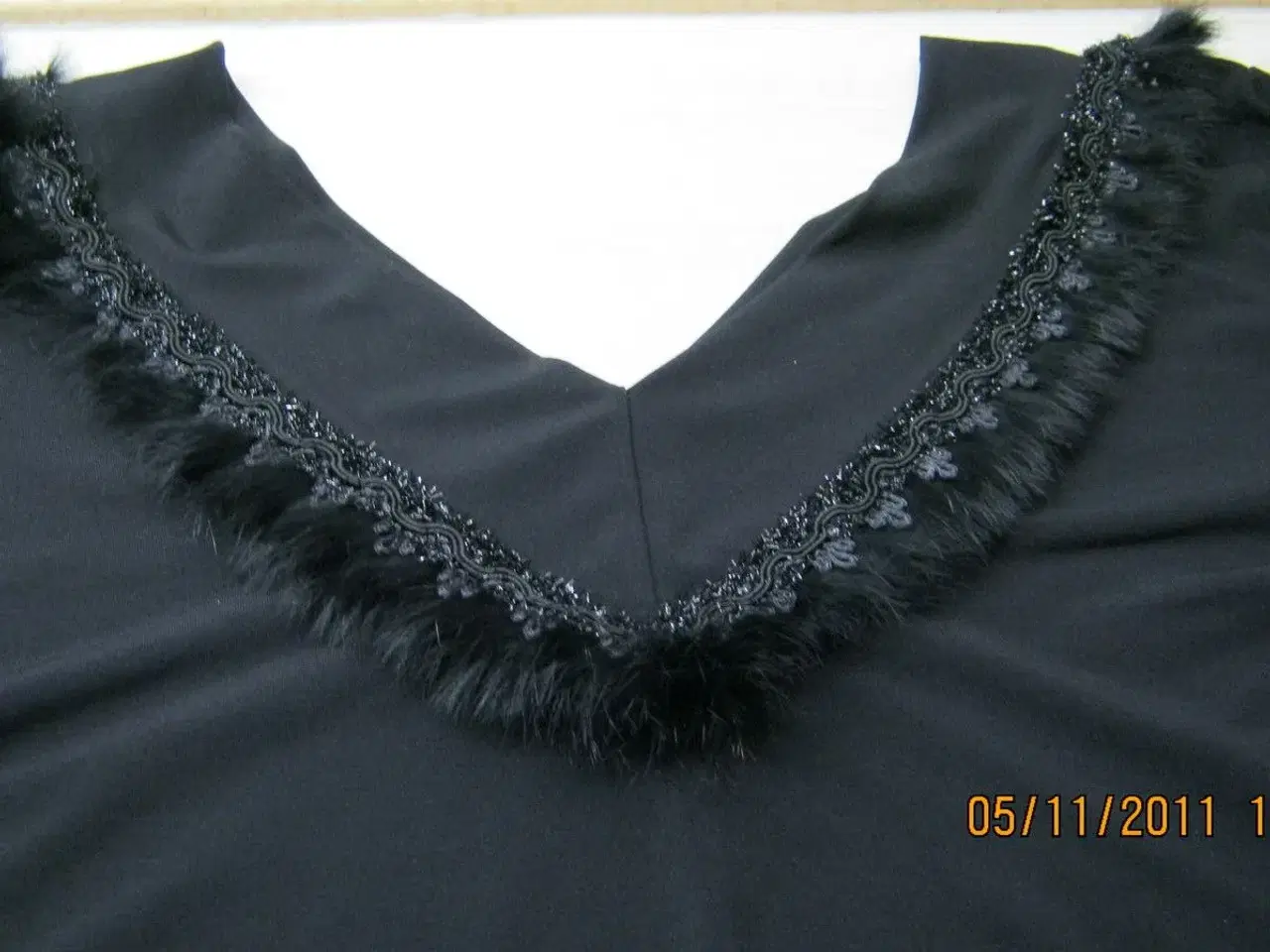 Billede 3 - Bluse sort V hals med pynt foran, ubrugt