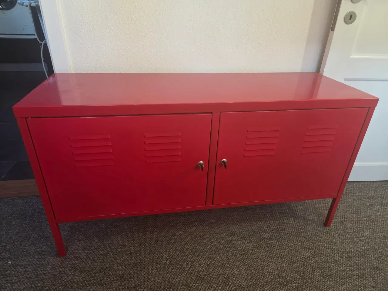 Billede 1 - Rødt metalskab med hylder