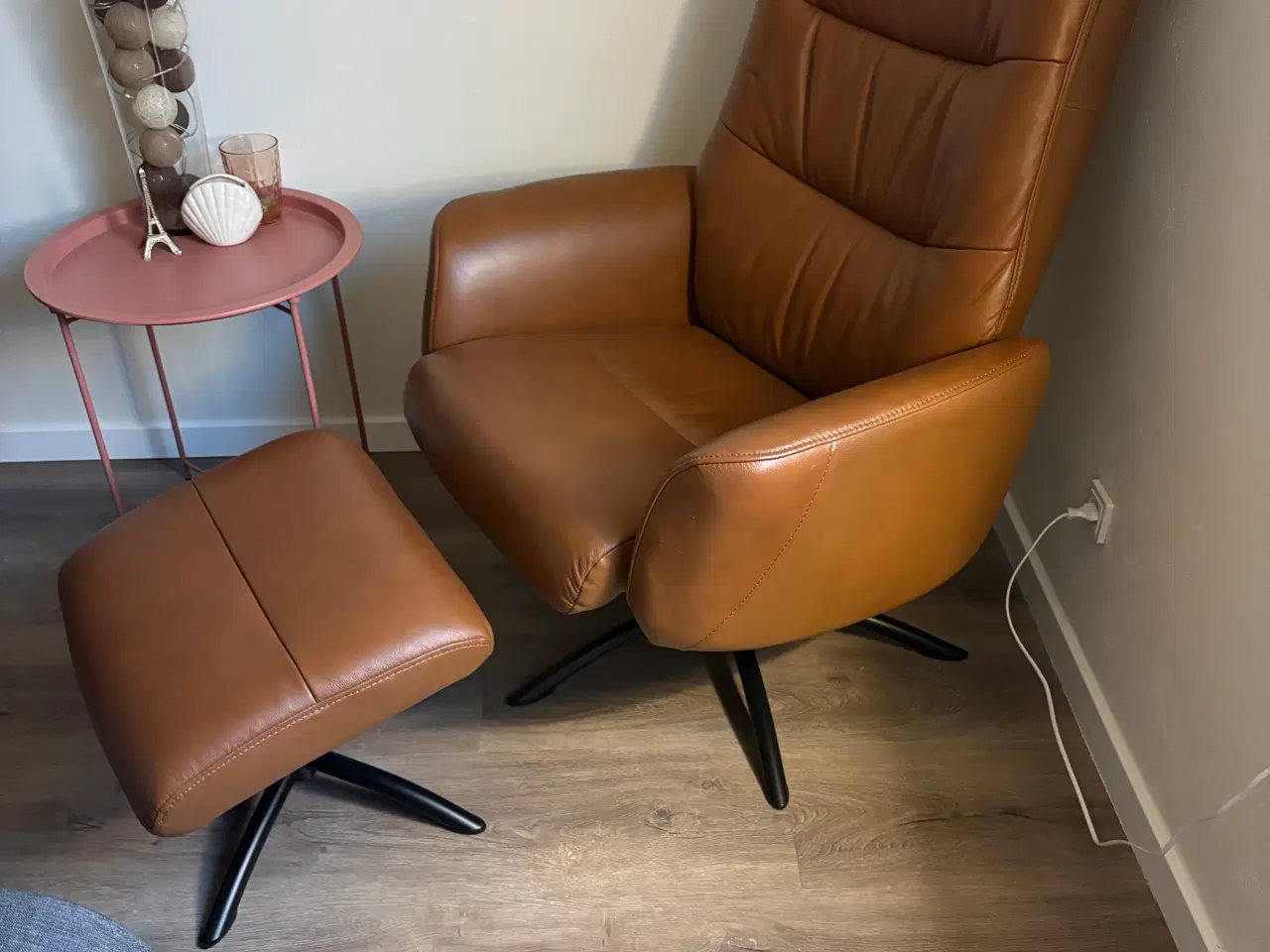 Billede 1 - Læne/drejestol i brunt læder med fodskammel. 
