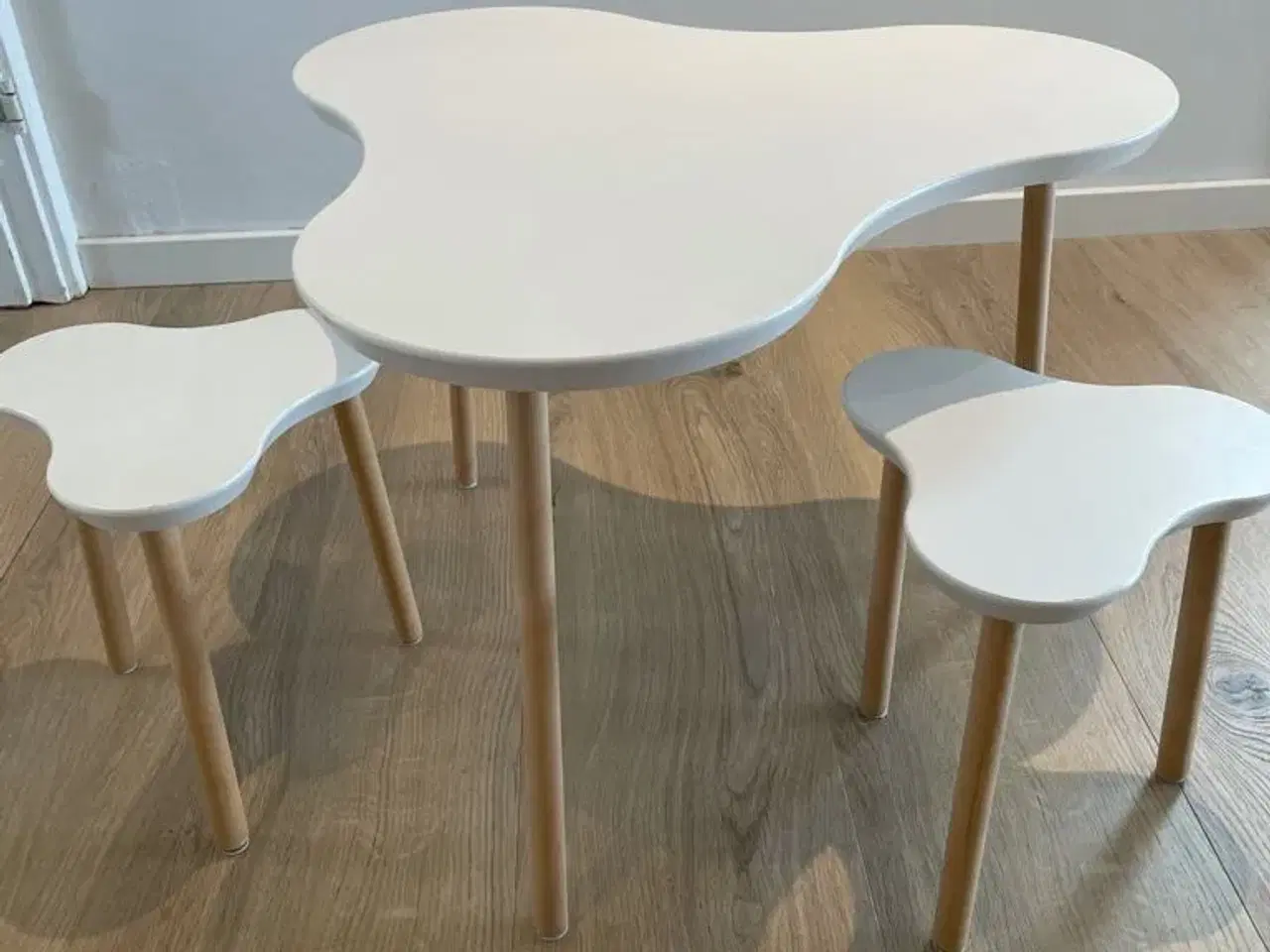 Billede 1 - Smallstuff bord og 2 stole
