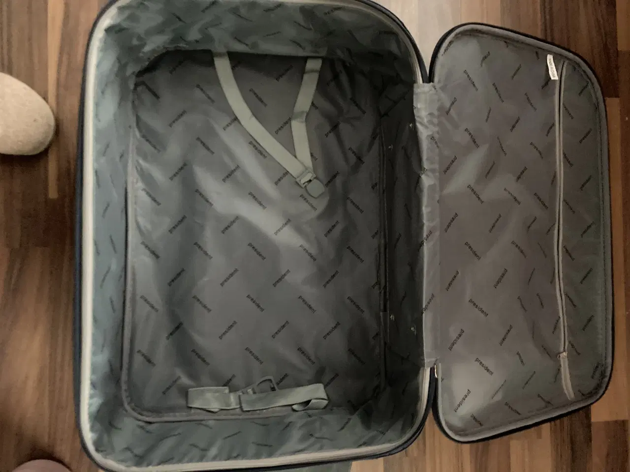 Billede 5 - Marineblå kuffert 