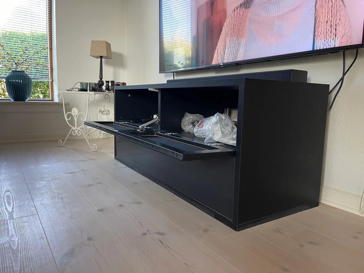 Billede 1 - TV møbel væghængt