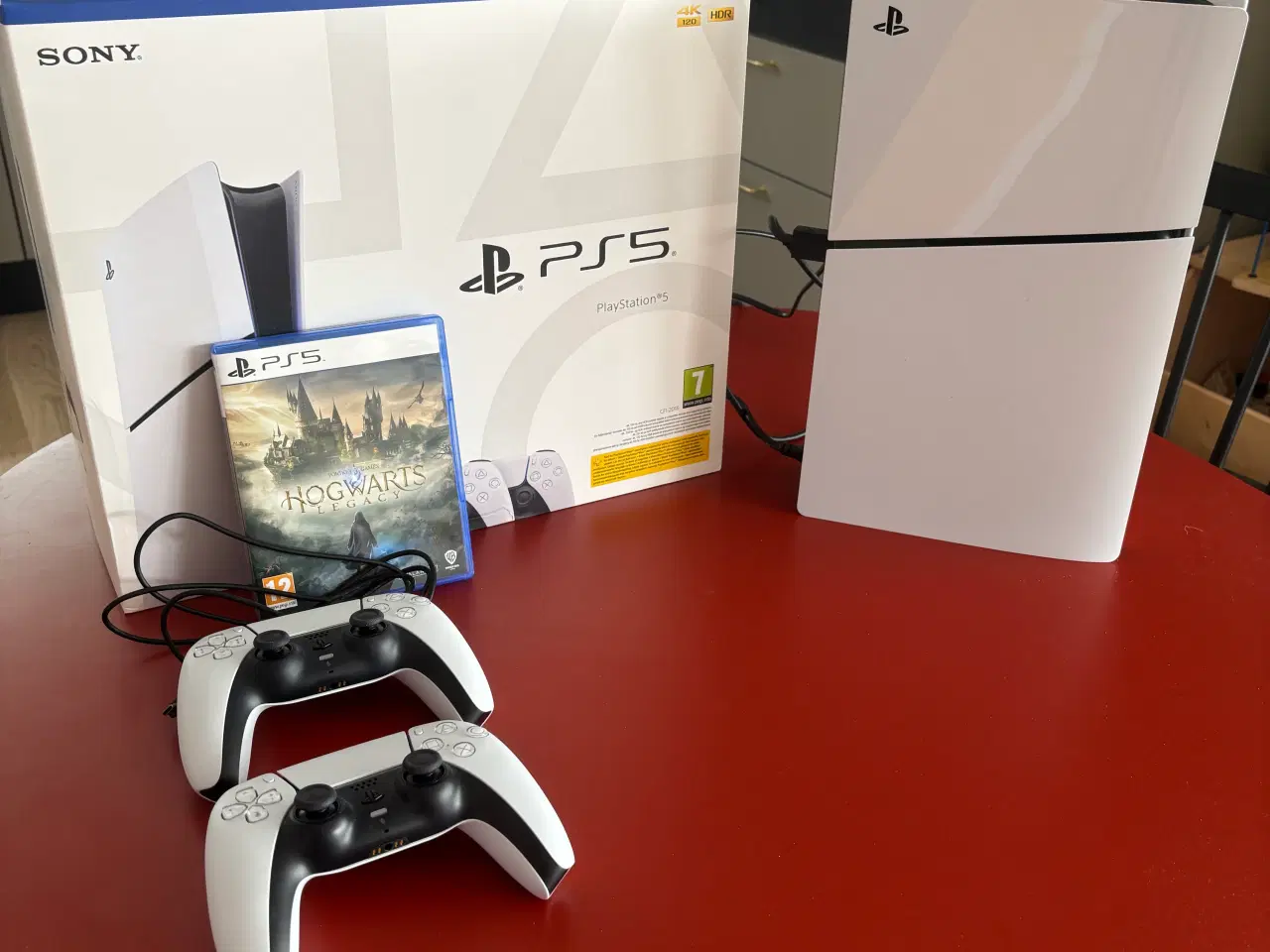 Billede 1 - PS5 inkl. 2 controllere og 1 spil
