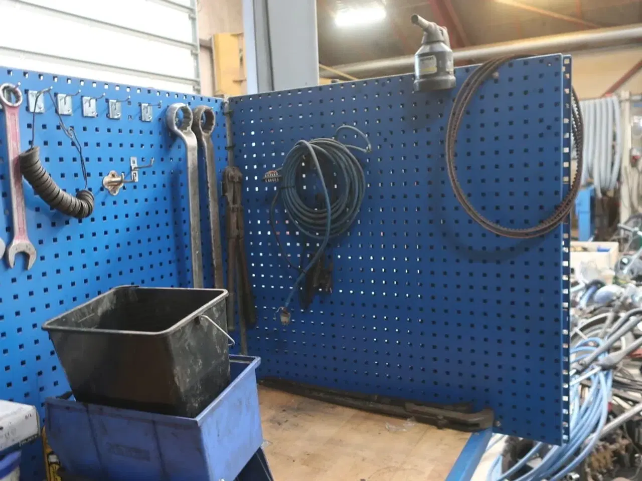 Billede 5 - Arbejdsbord samt værktøjstavle med div. Værktøj