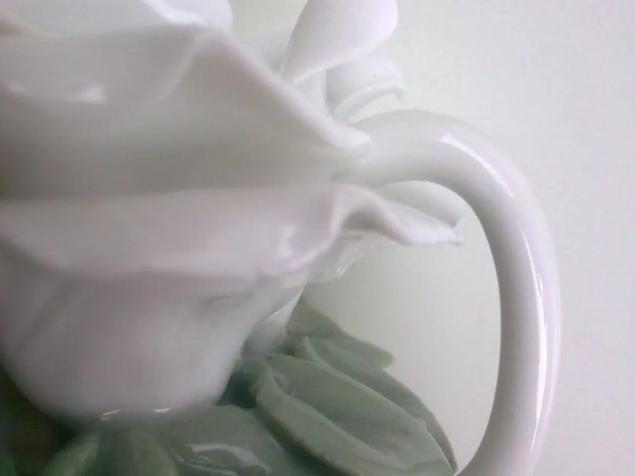 Billede 4 - Håndlavet porcelæn rose lysholder + 6 hvide roser