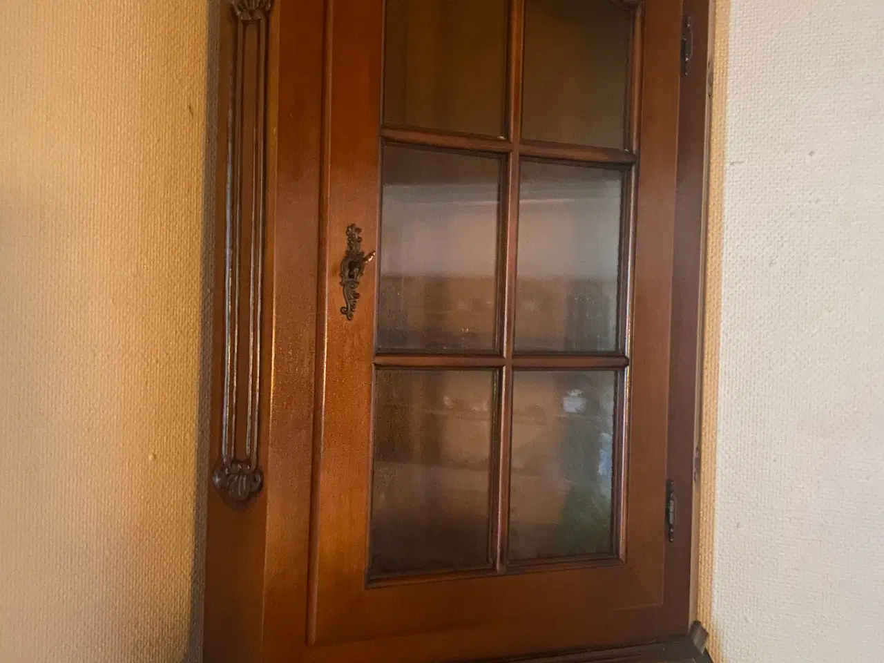 Billede 2 - Mørke egetræ hjørneskab 