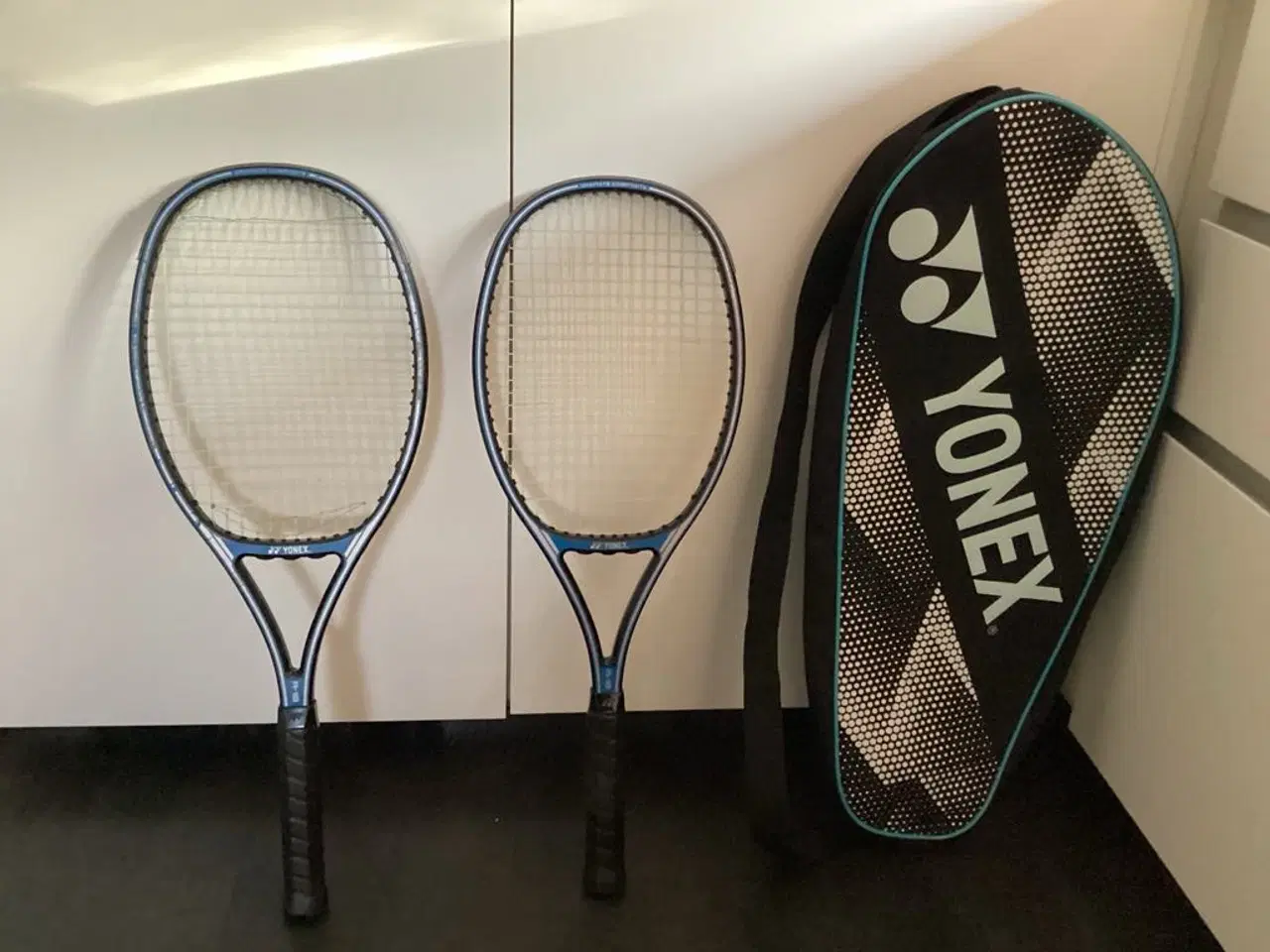 Billede 2 - 2 fine YONEX tennisketchere m. cover og taske