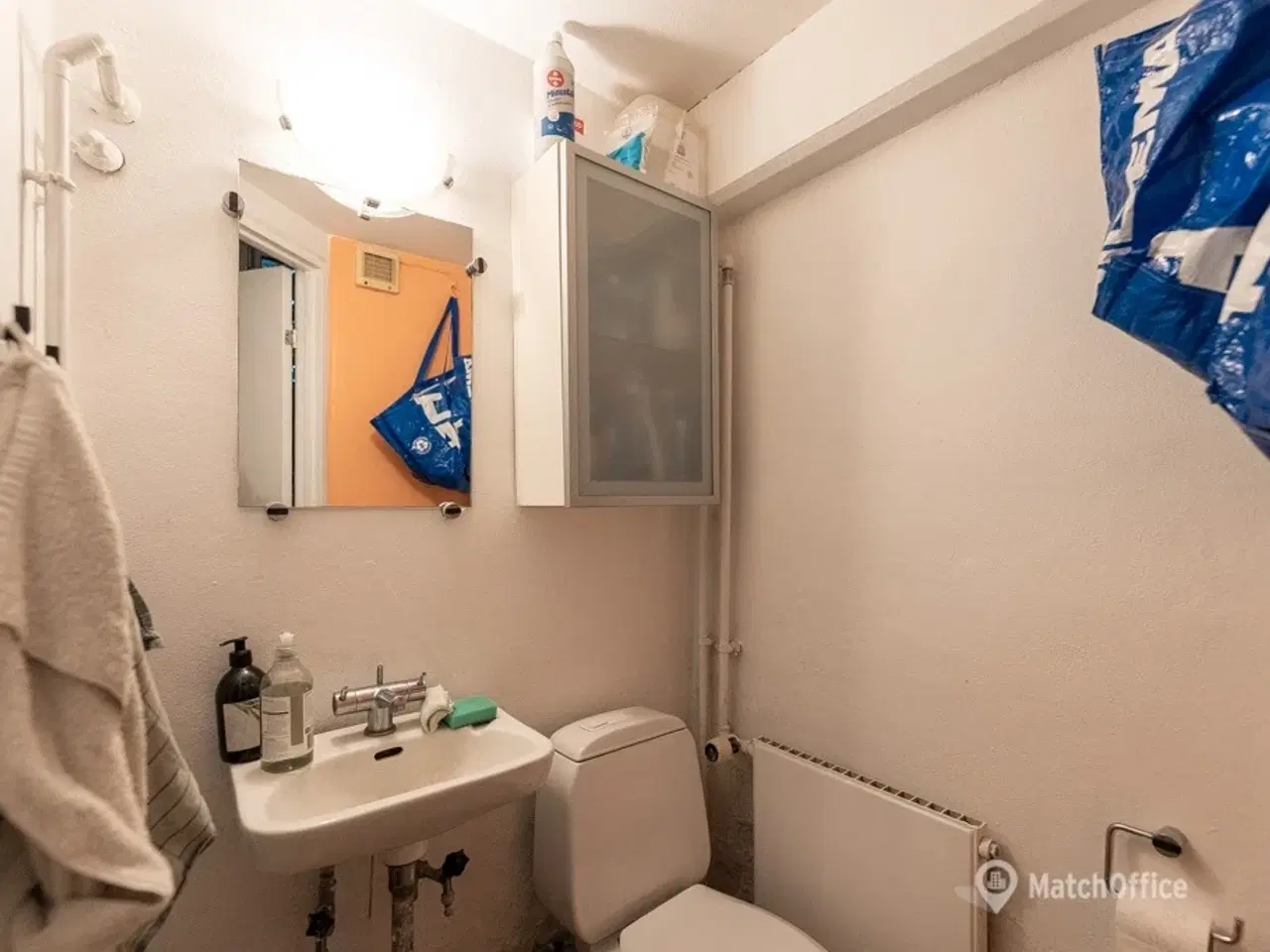 Billede 12 - SÆLGES: Velholdt og synlig erhvervsandel i høj kælder – med bred facade mod Godthåbsvej