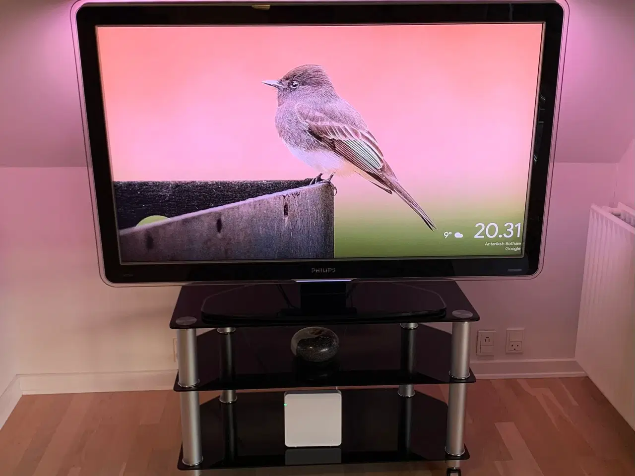 Billede 3 - Flot Philips Ambilight TV med bord på hjul
