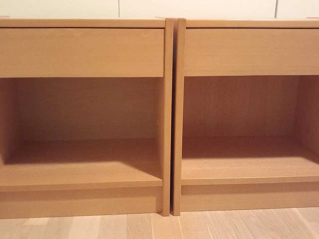 Billede 1 - 2 sengeborde i lyst træ. 