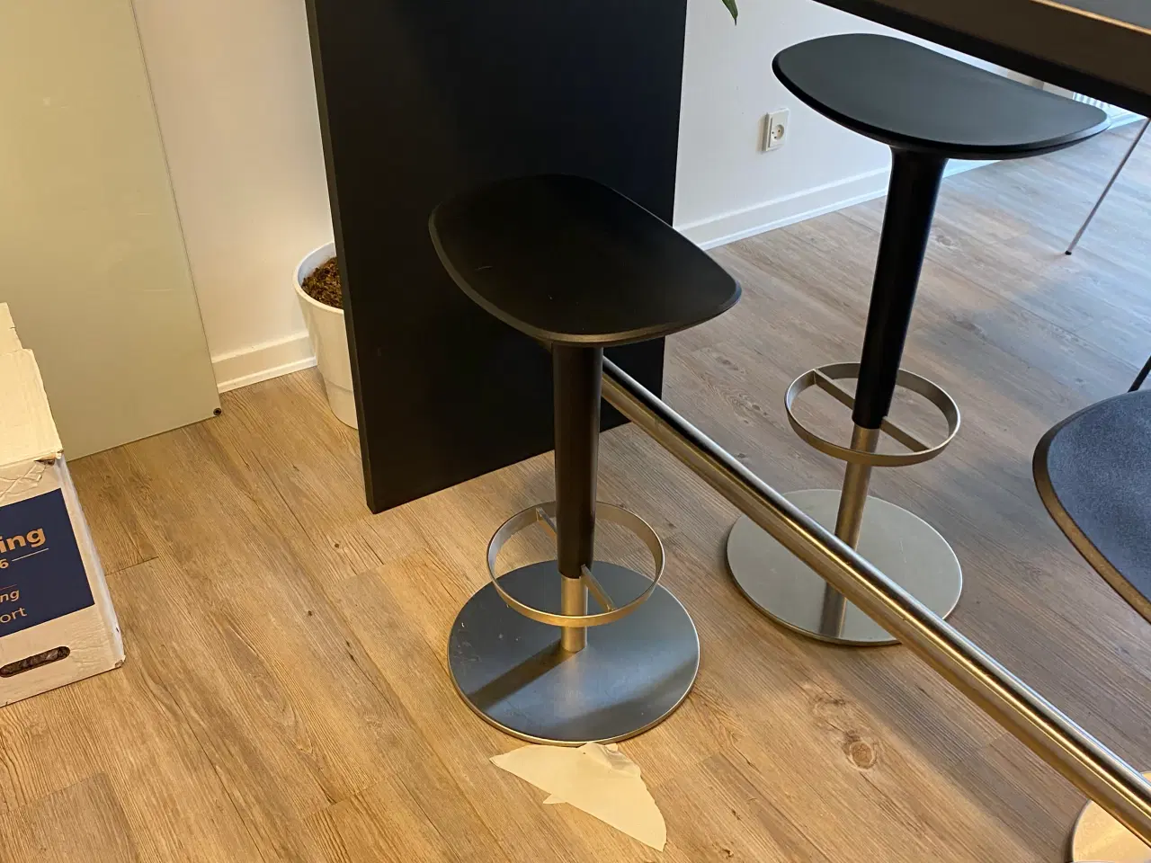 Billede 5 - Højbord m/linoleum overflade og 4 barstole Arper.