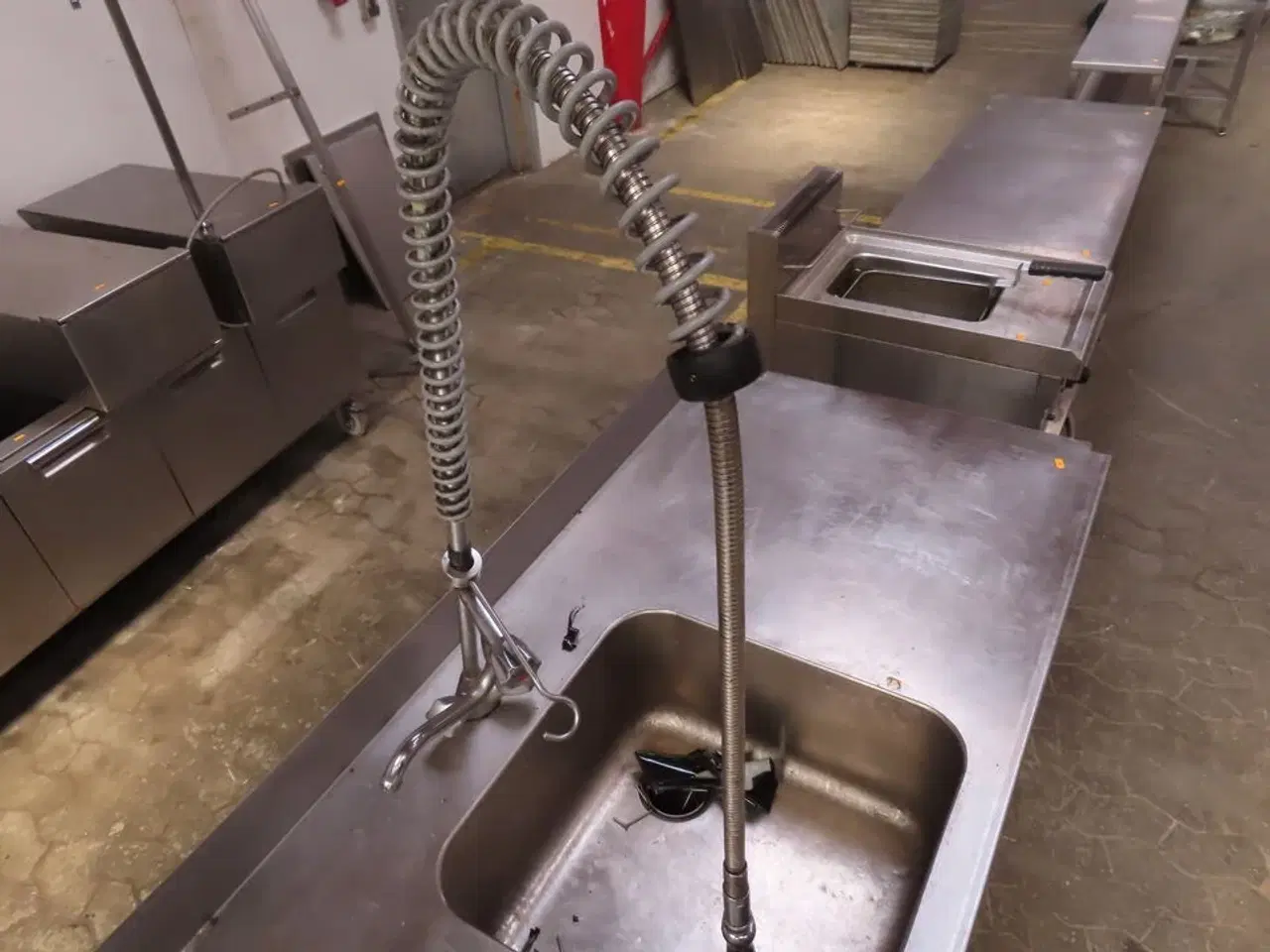 Billede 3 - Industri køkkenbord med vask og armatur