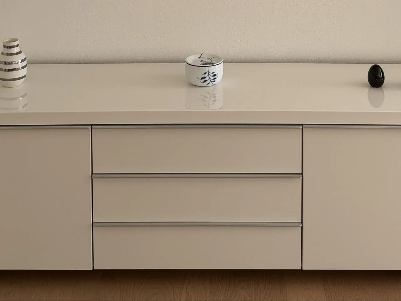 Billede 1 - BESTÅ TV-bænke i højglans hvid finish (2 stk.)