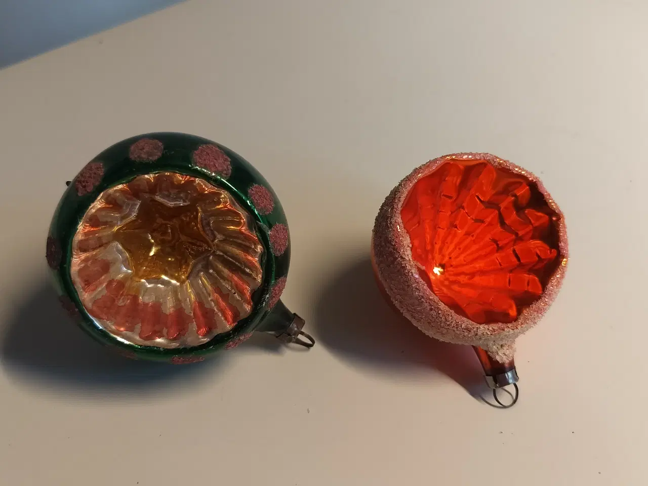 Billede 2 - 2 stk gamle glas julekugler med reflektor