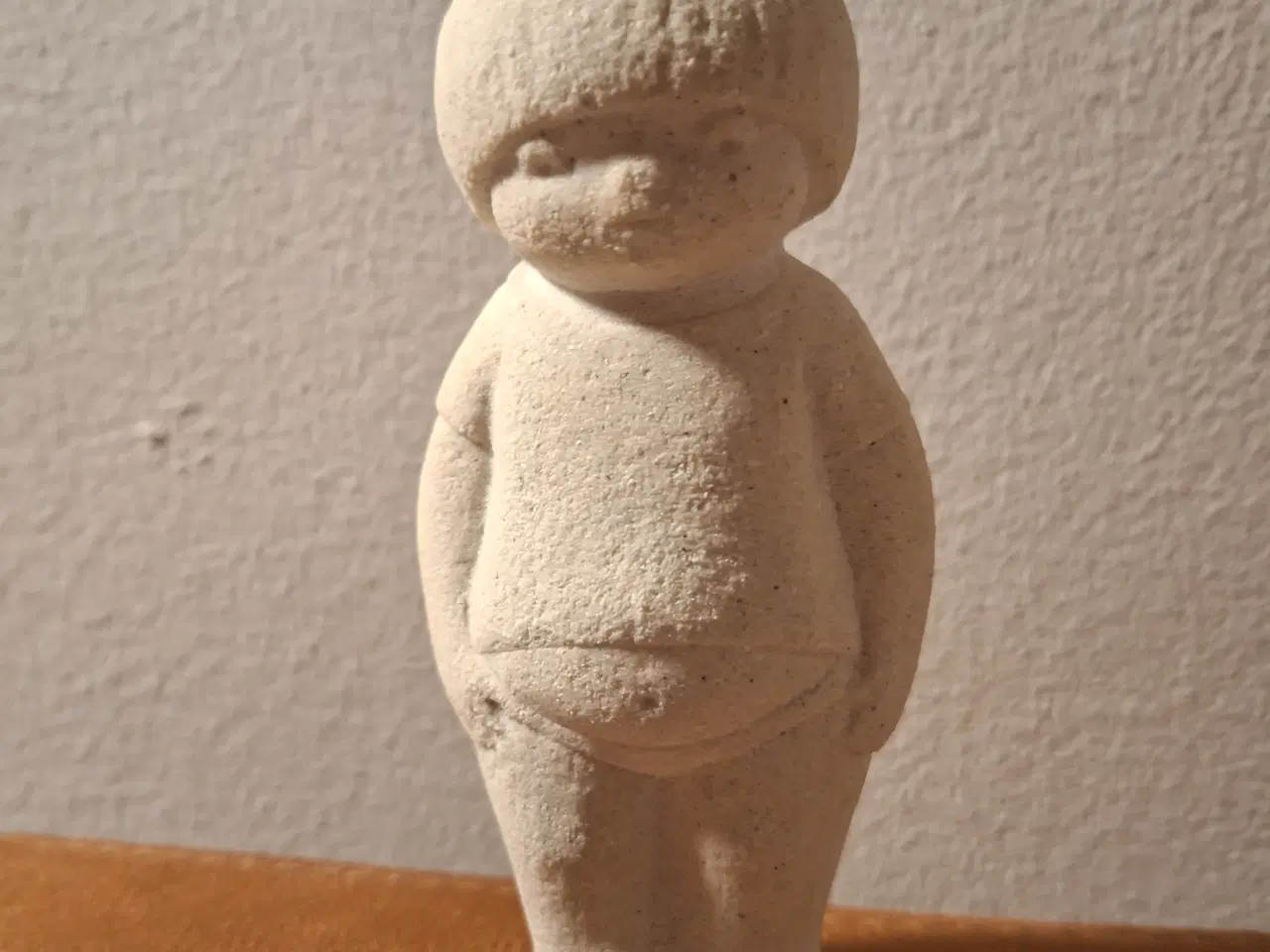 Billede 1 - Stående dreng sandsten, figur 