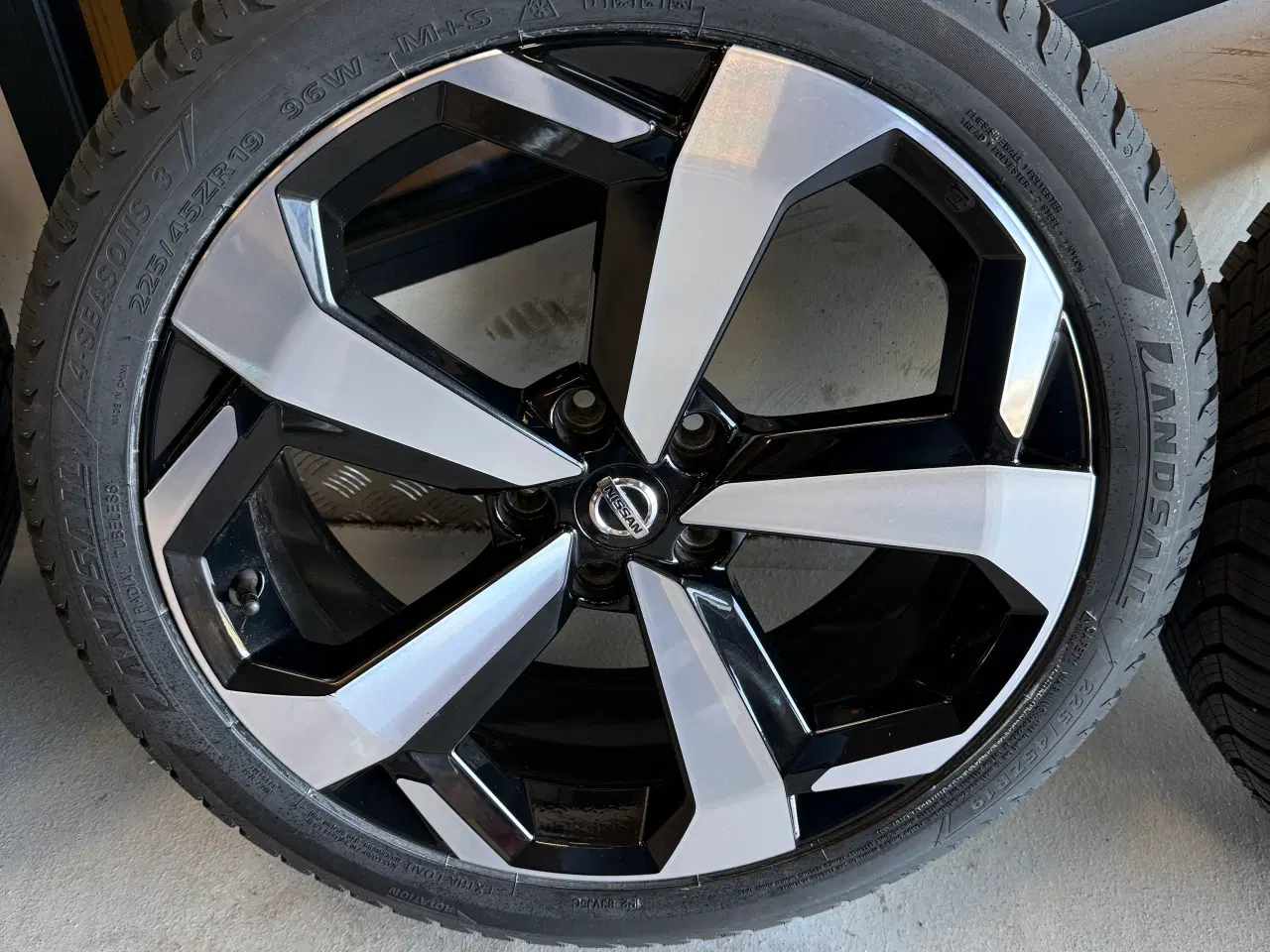 Billede 4 - Fine originale 19” Nissan alufælge med nye dæk