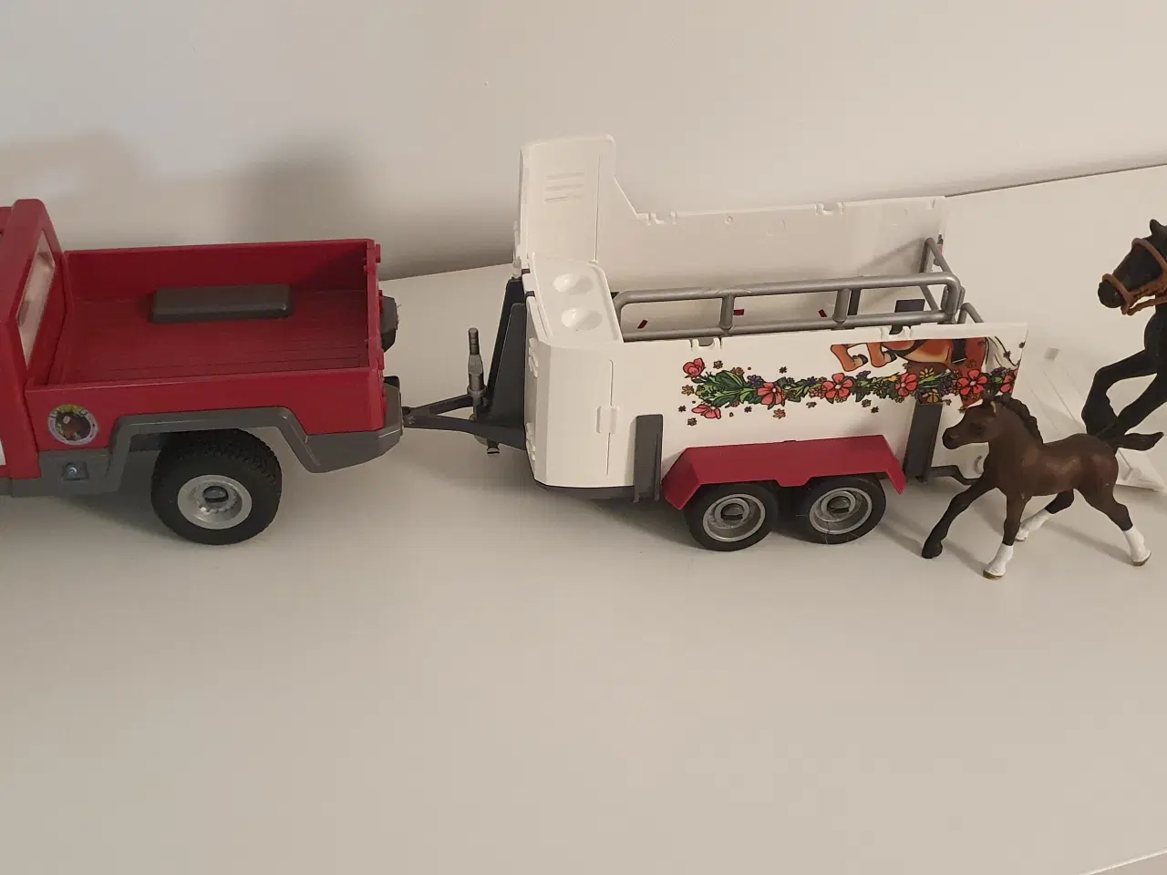 Billede 3 - Schleich bil med hestetrailer med tilbehør. 