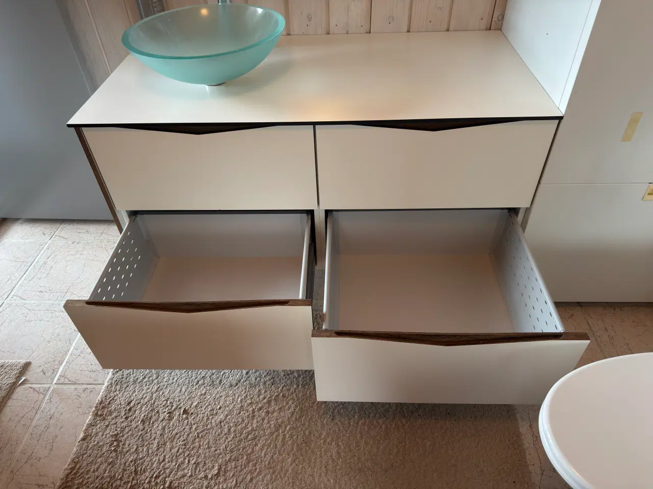 Billede 3 - Badeværelse skab i laminat med sort ege kant