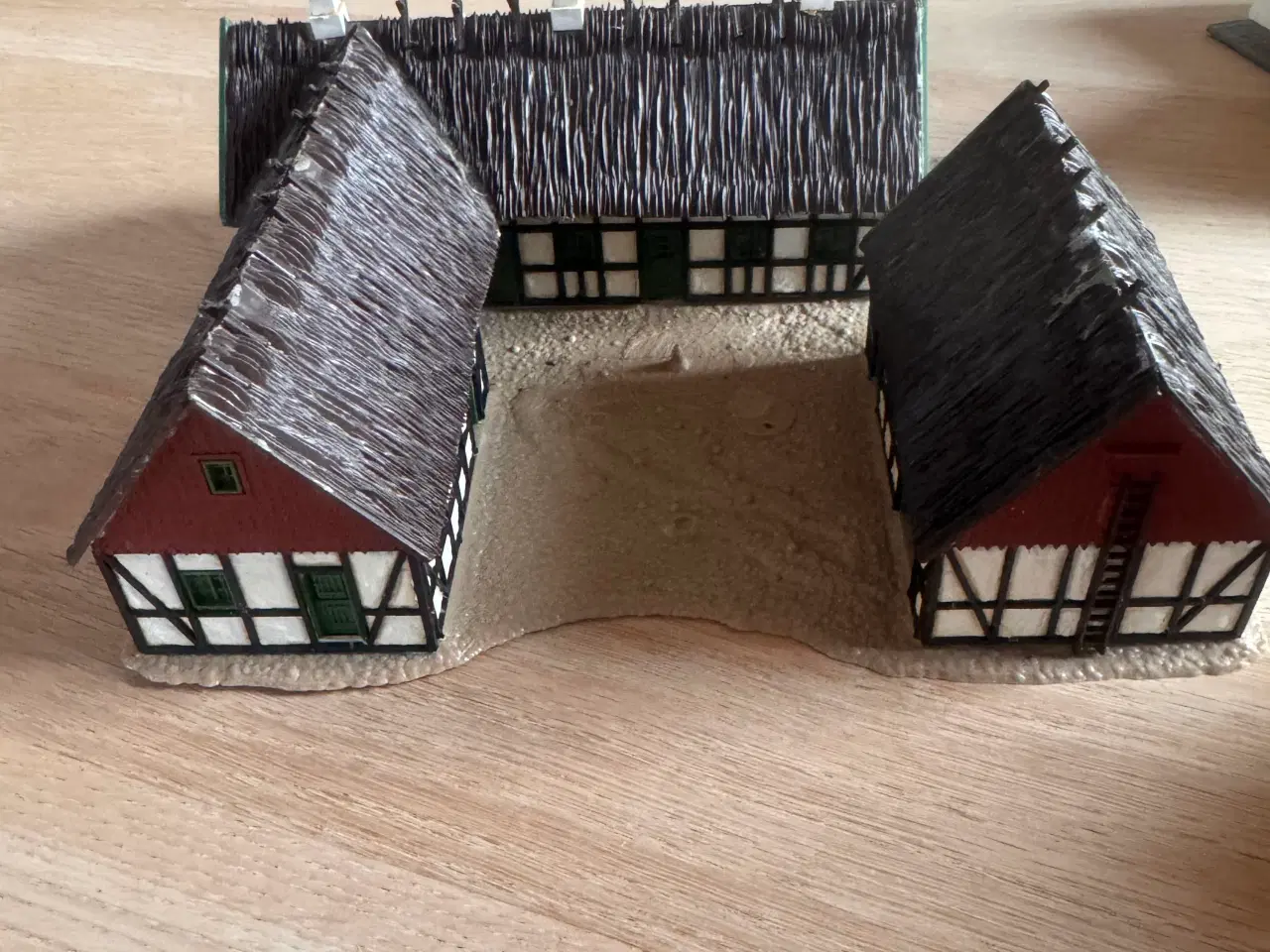 Billede 3 - Modelhuse til togbane.