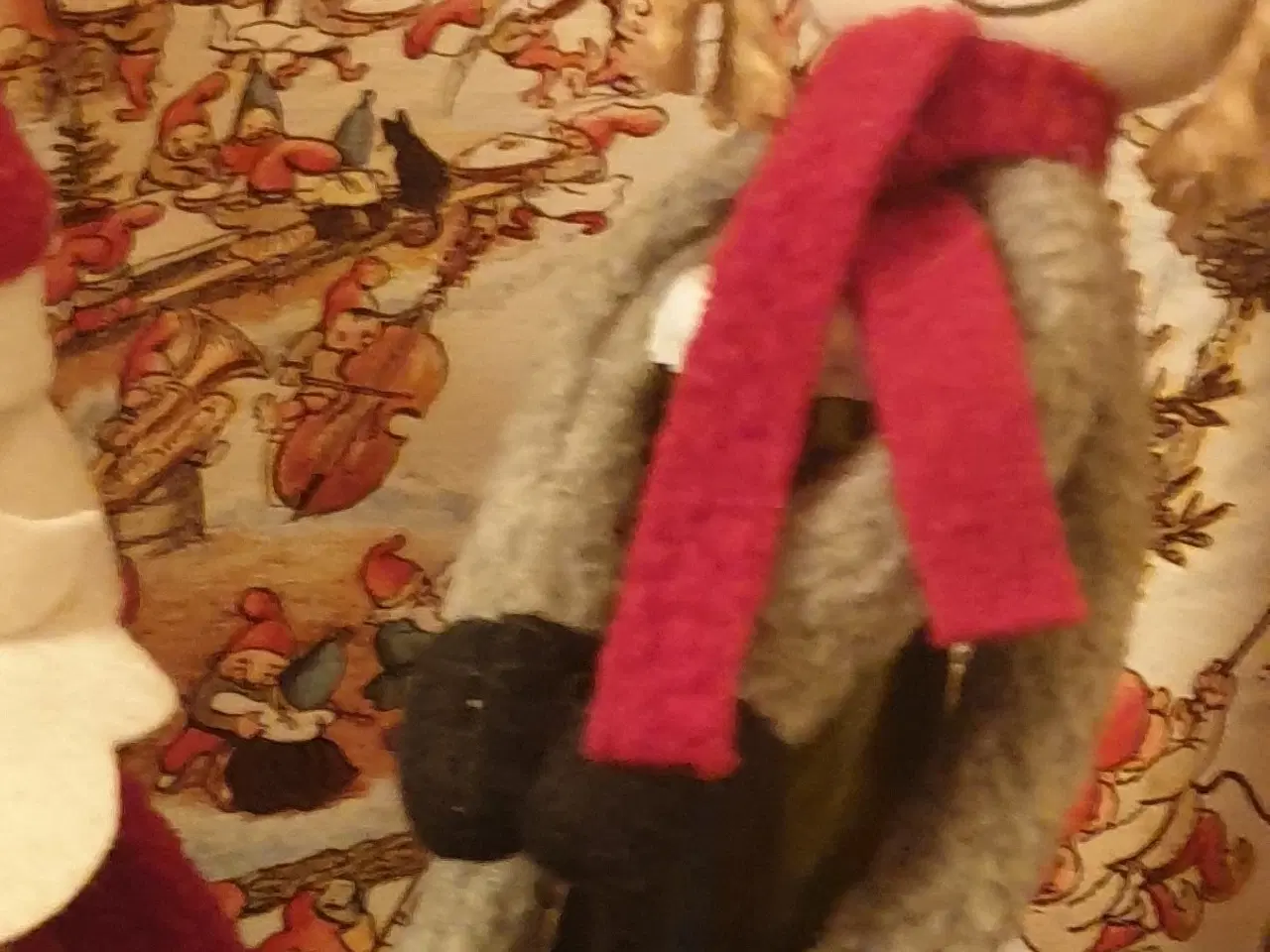 Billede 6 - Nissefamilie med magneter i hænder og fødder. OG: