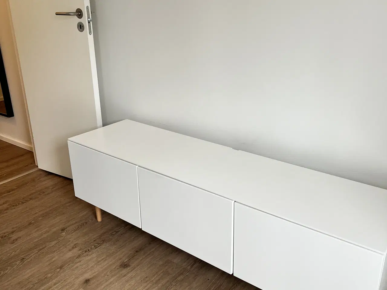 Billede 1 - Hvidt TV møbel med træben