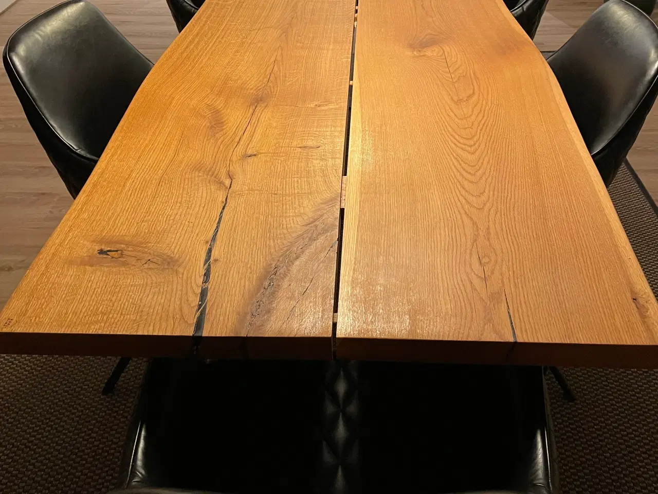 Billede 1 - Plankebord i massiv olieret Egetræ m/6 stole.