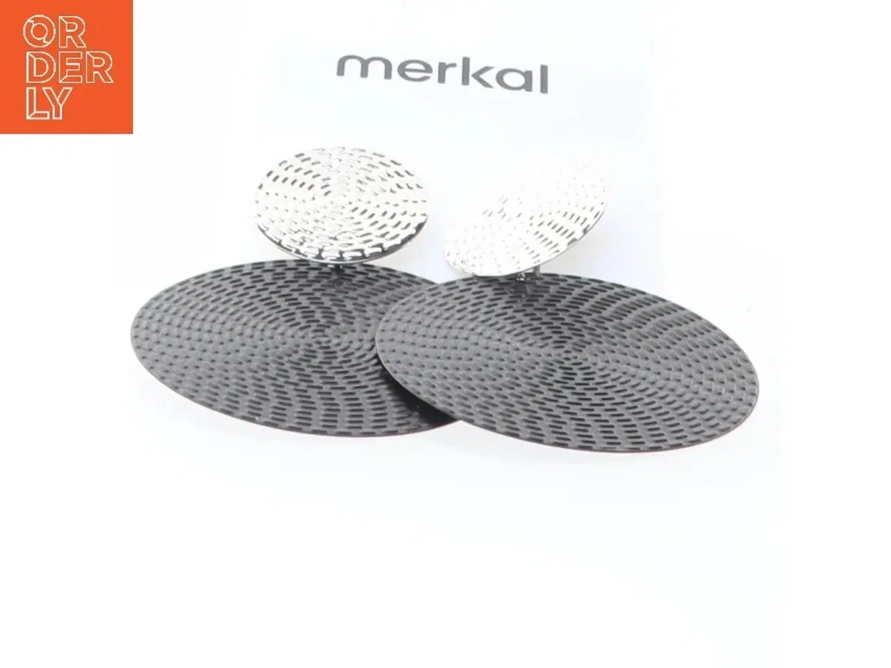 Billede 1 - Øreringe i sort og hvid (str. 4 cm)