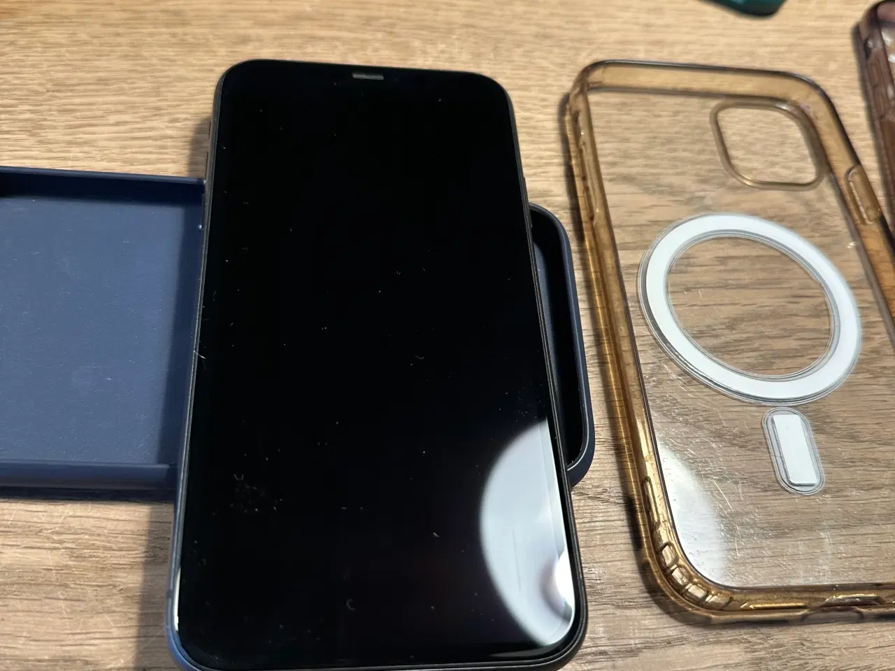 Billede 2 - iPhone 11 med kabel, oplader, covers mm.