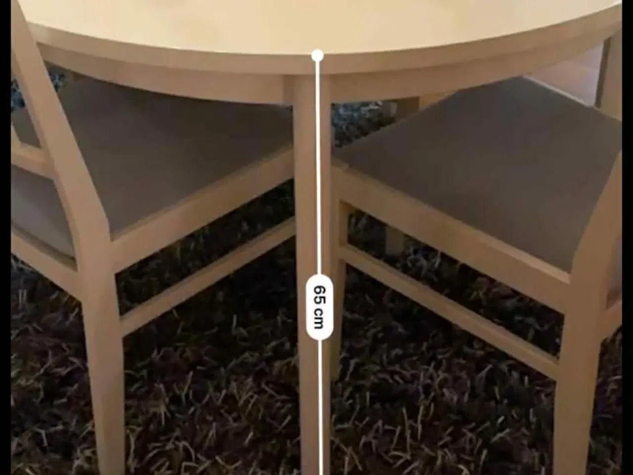 Billede 1 - RESERVERET /  Hvidt spisebord rundt / ovalt