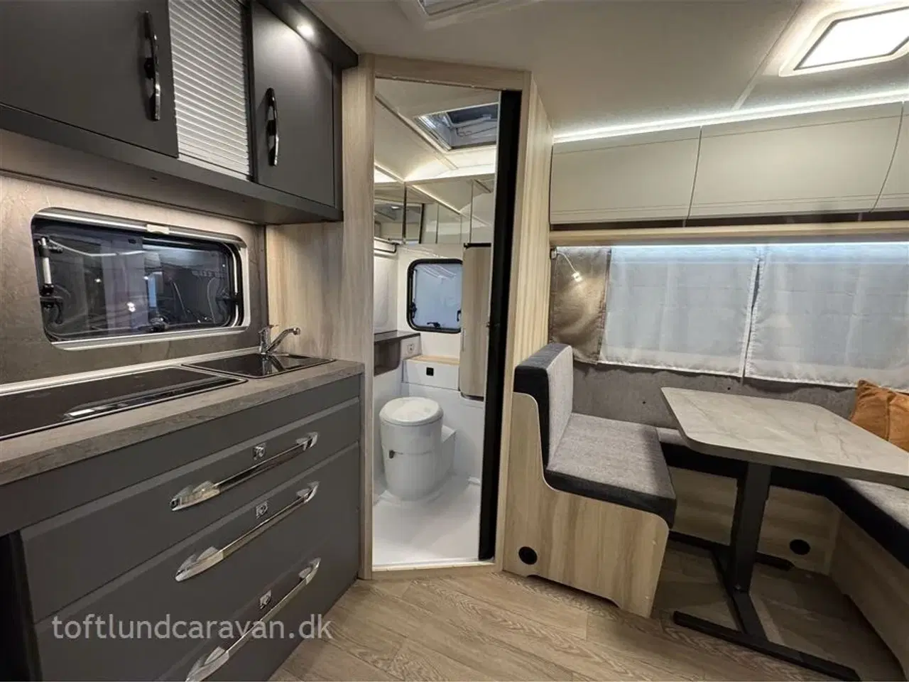 Billede 4 - 2026 - Hobby De Luxe 460 SL   TILBUD 2026 DK-Line med masser af udstyr INKL. i prisen. Enkeltsenge samt endekøkken og stort badeværelse. LAV VÆGT.