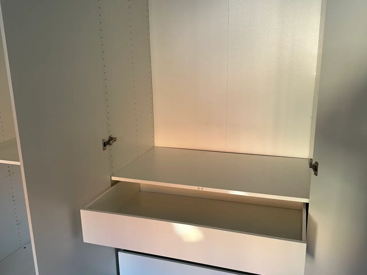 Billede 1 - 2 stk IKEA PAX skabe, hvide med låger og 3 skuffer