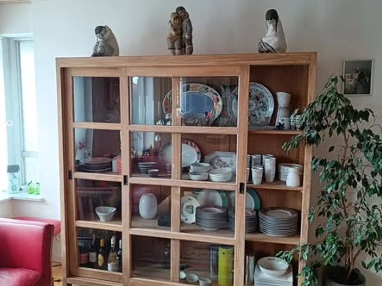 Billede 1 - Flot dækketøjsskab i massiv træ sælges